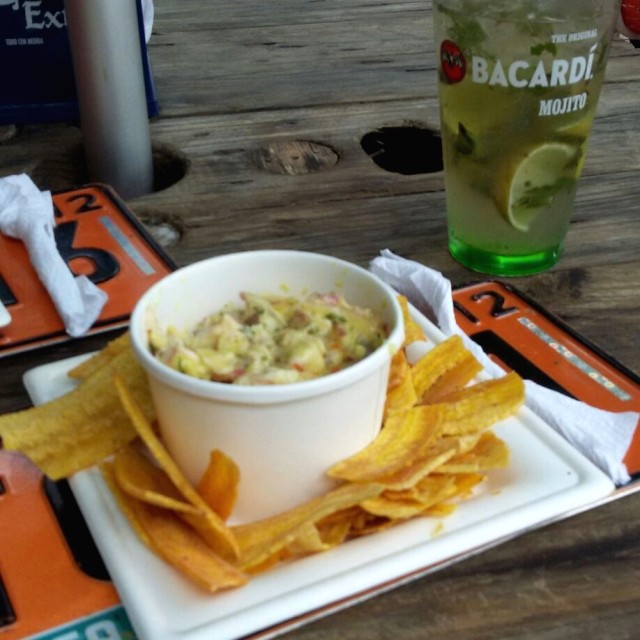 Ceviche de corvina con cebolla morada en salsa de maracuya y mojito tradicional