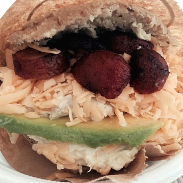 Arepa de Reina Pepiada, Queso Amarillo y Tropezón de Platano