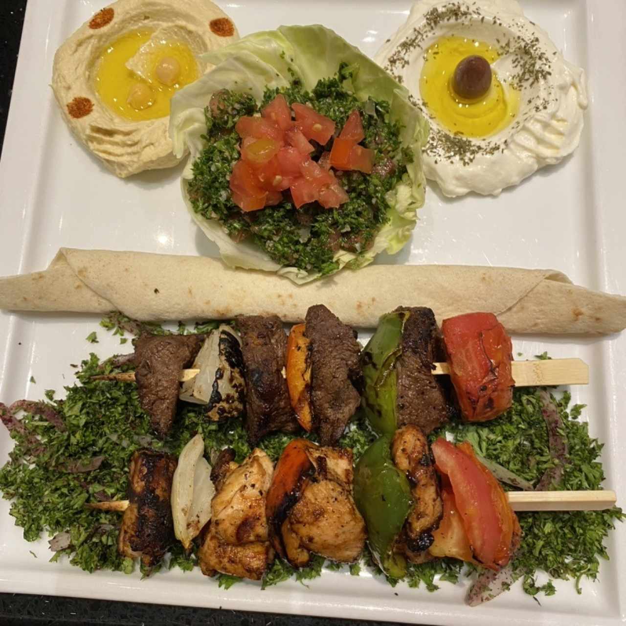 Brochetas de carne y pollo