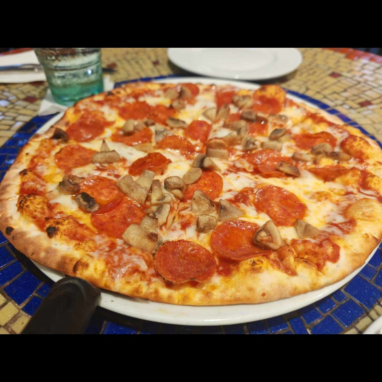 Pizza peperoni hongos
