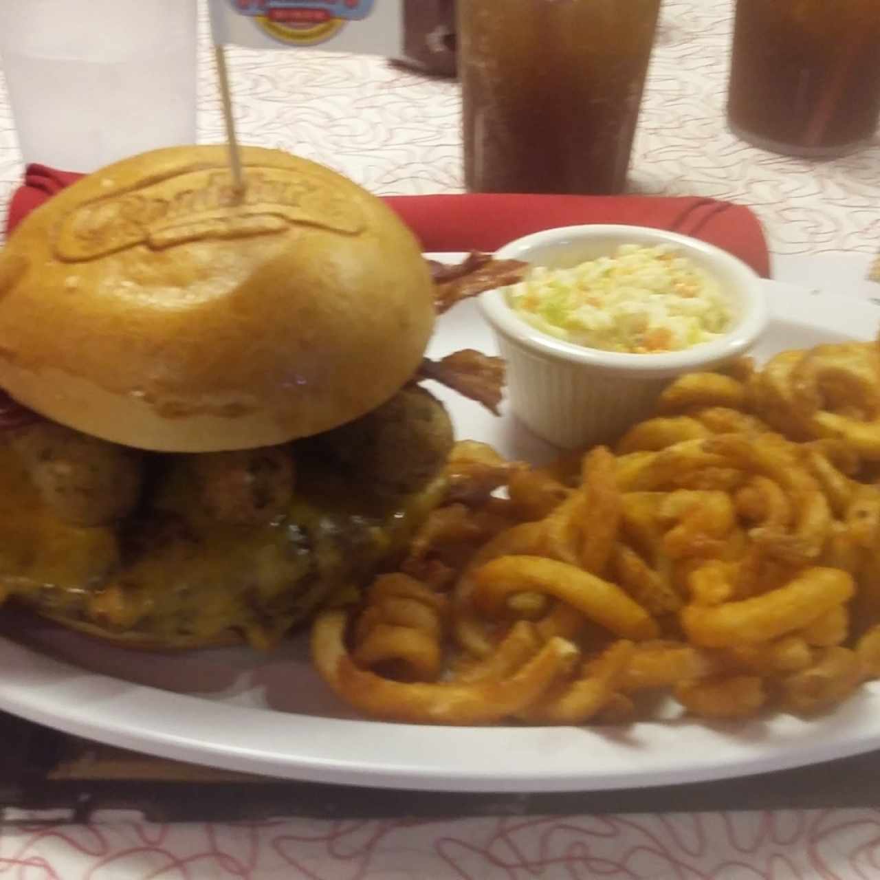 hamburguesa con mozarela sticks y papas... excelente combinación