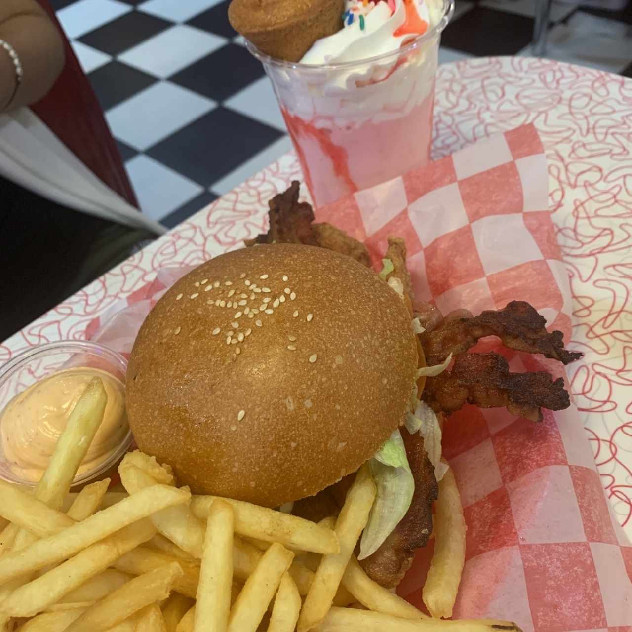 Hamburguesa de pollo con tocino y batido de fresa con guineo