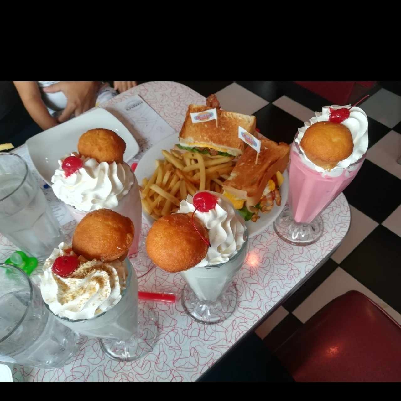 Club sandwich acompañado de batidos 