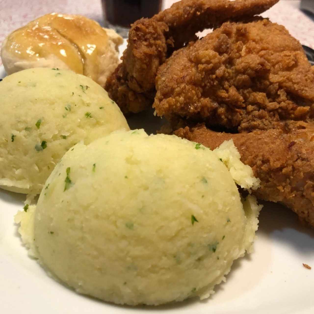 3 Piezas de Pollo, puré de papas y bisquit