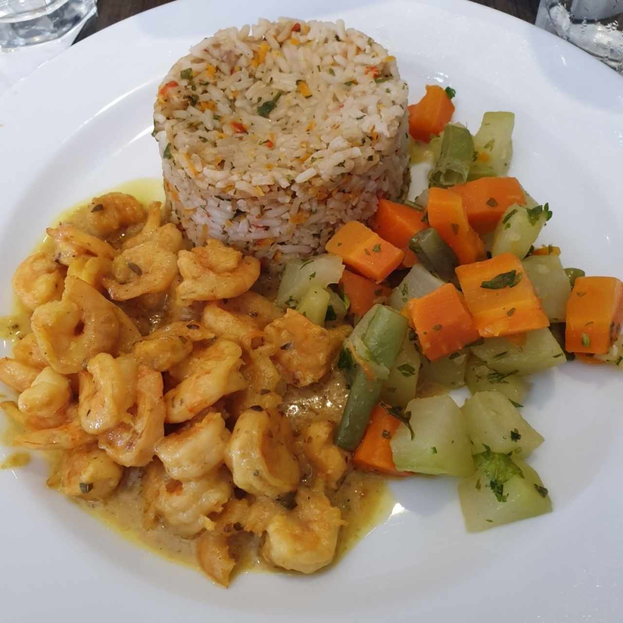 camarones con curry y coco, arroz Pencas 