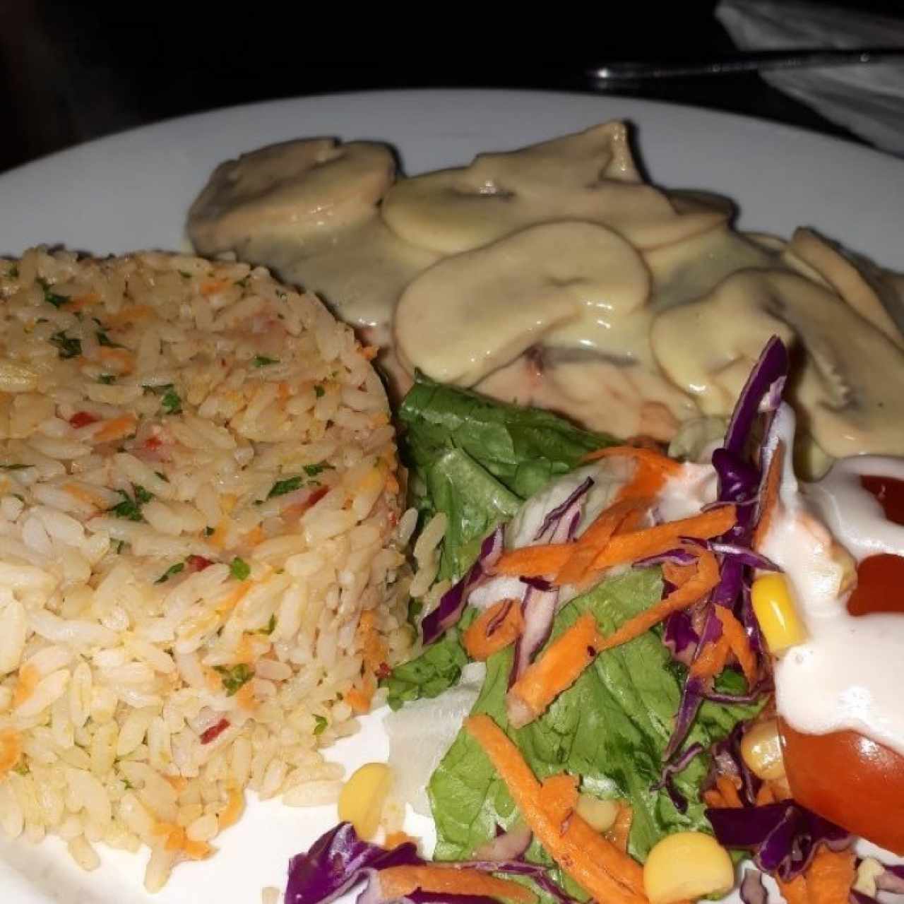 Salmón en salsa de Champiñones y arroz con coco