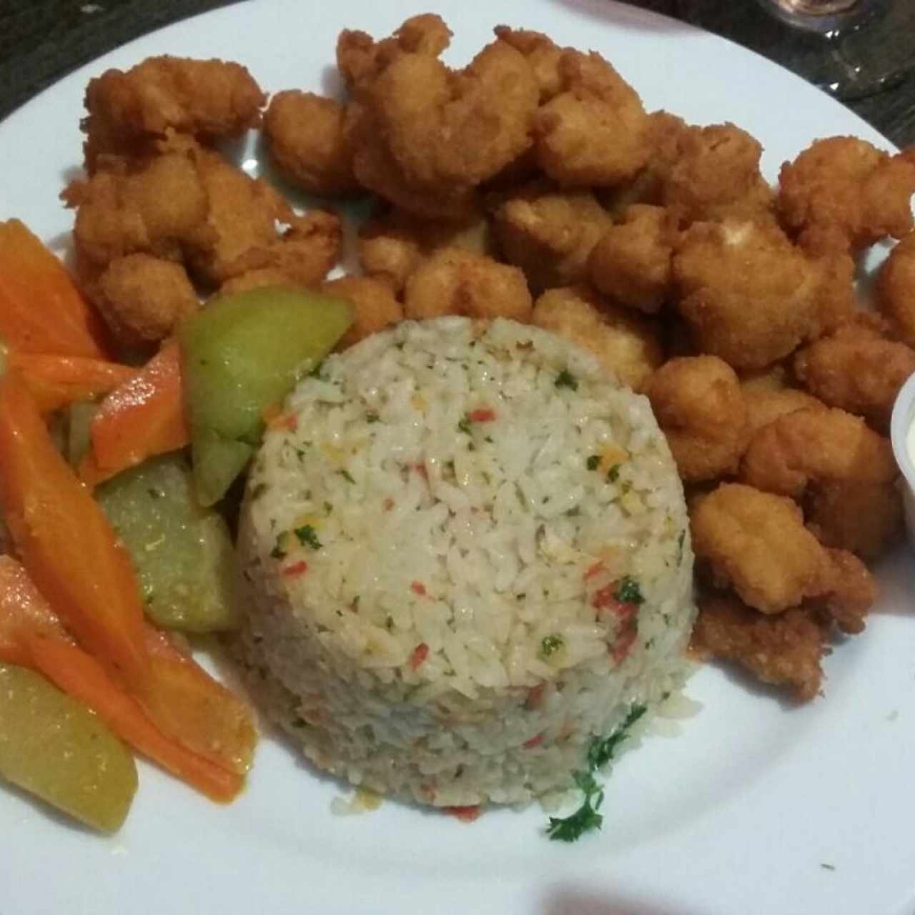 Camarones apanados, acompañados de arroz Pencas y vegetales al vapor