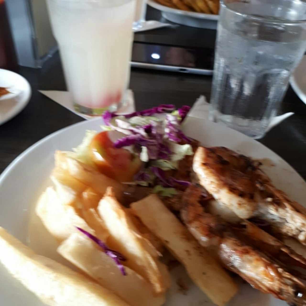 Langostinos con yuca frita