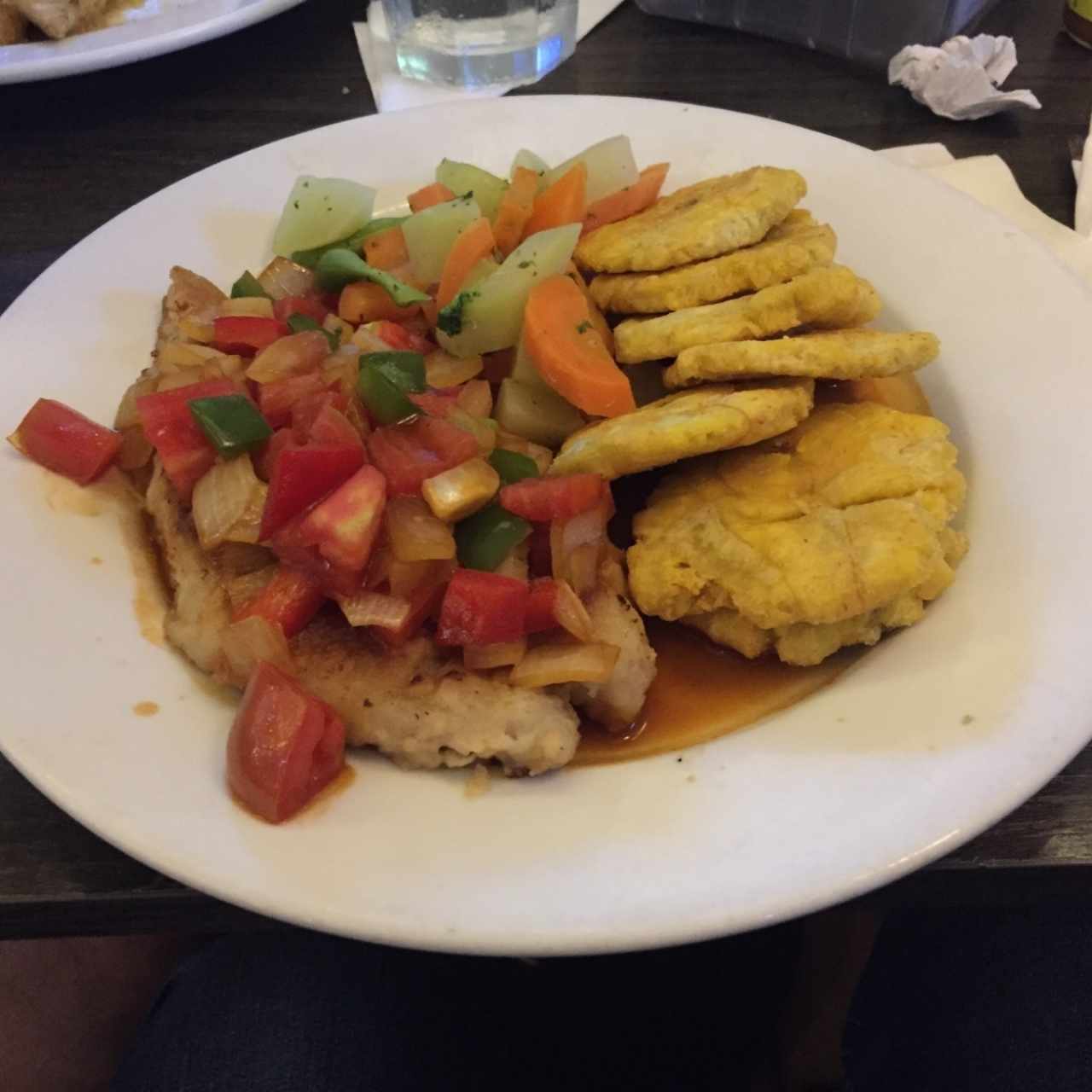 Filete de corvina a la criolla