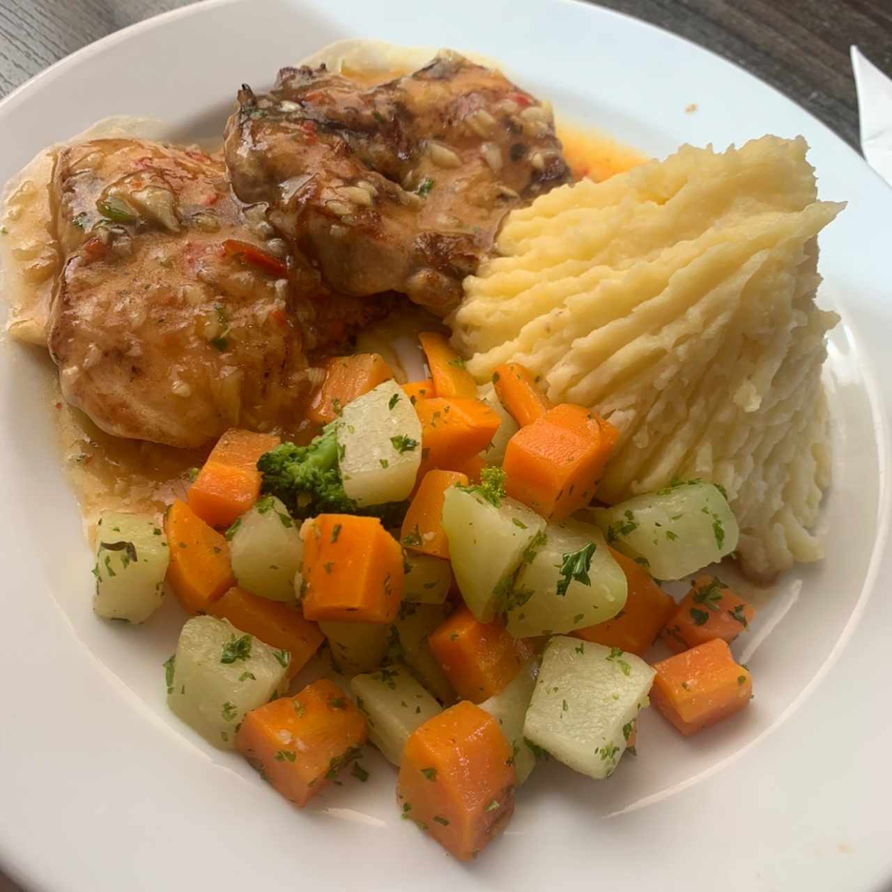 Pollo al ajillo, puré de papas y vegetales