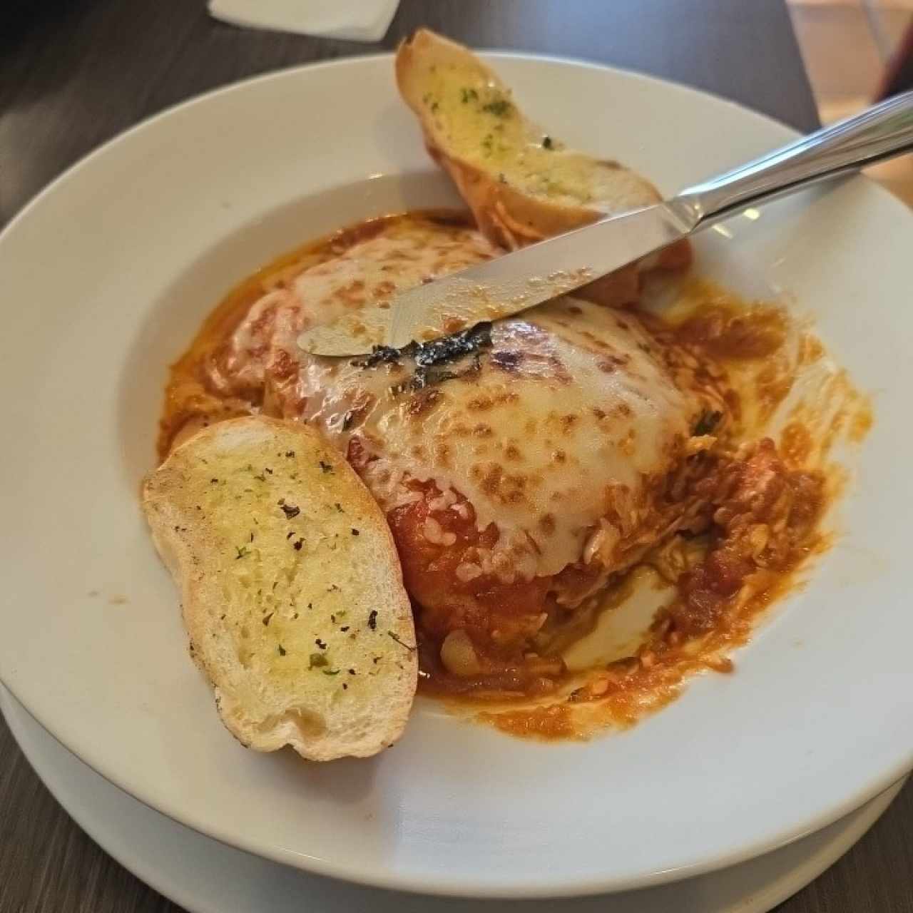 Lasagna con Pollo en salsa roja, bañado en salsa blanca o roja