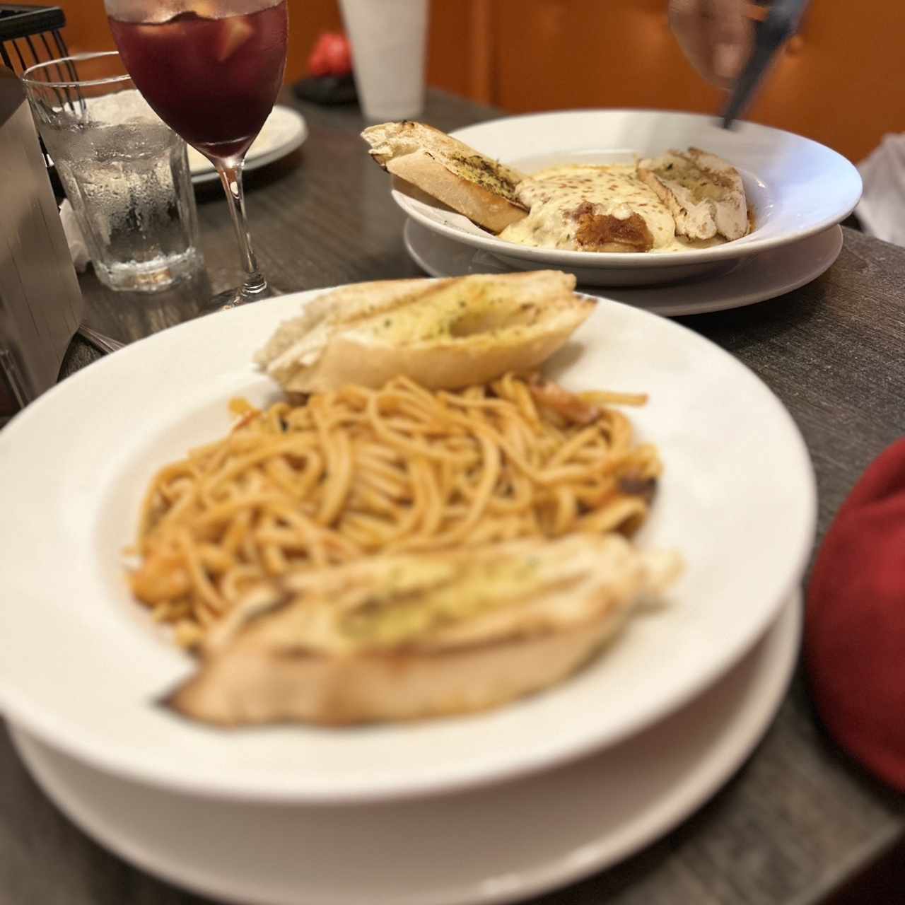 Lasagna con Pollo en salsa roja, bañado en salsa blanca o roja