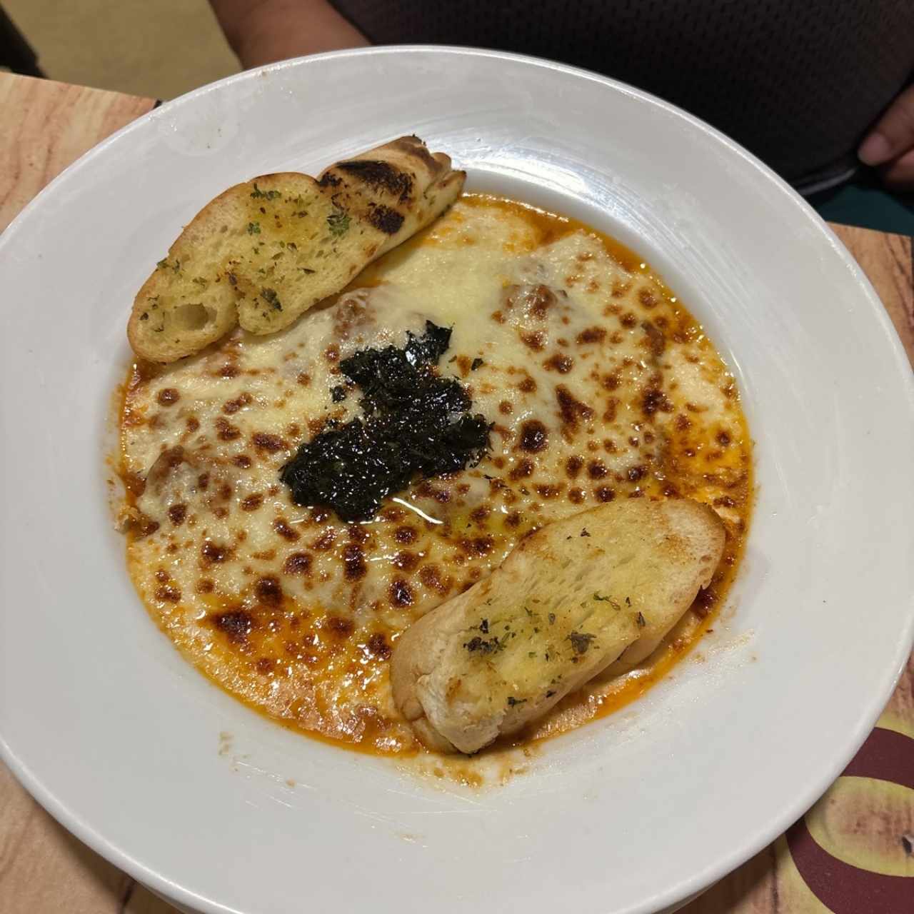 Lasagna con Pollo en salsa roja, bañado en salsa blanca o roja