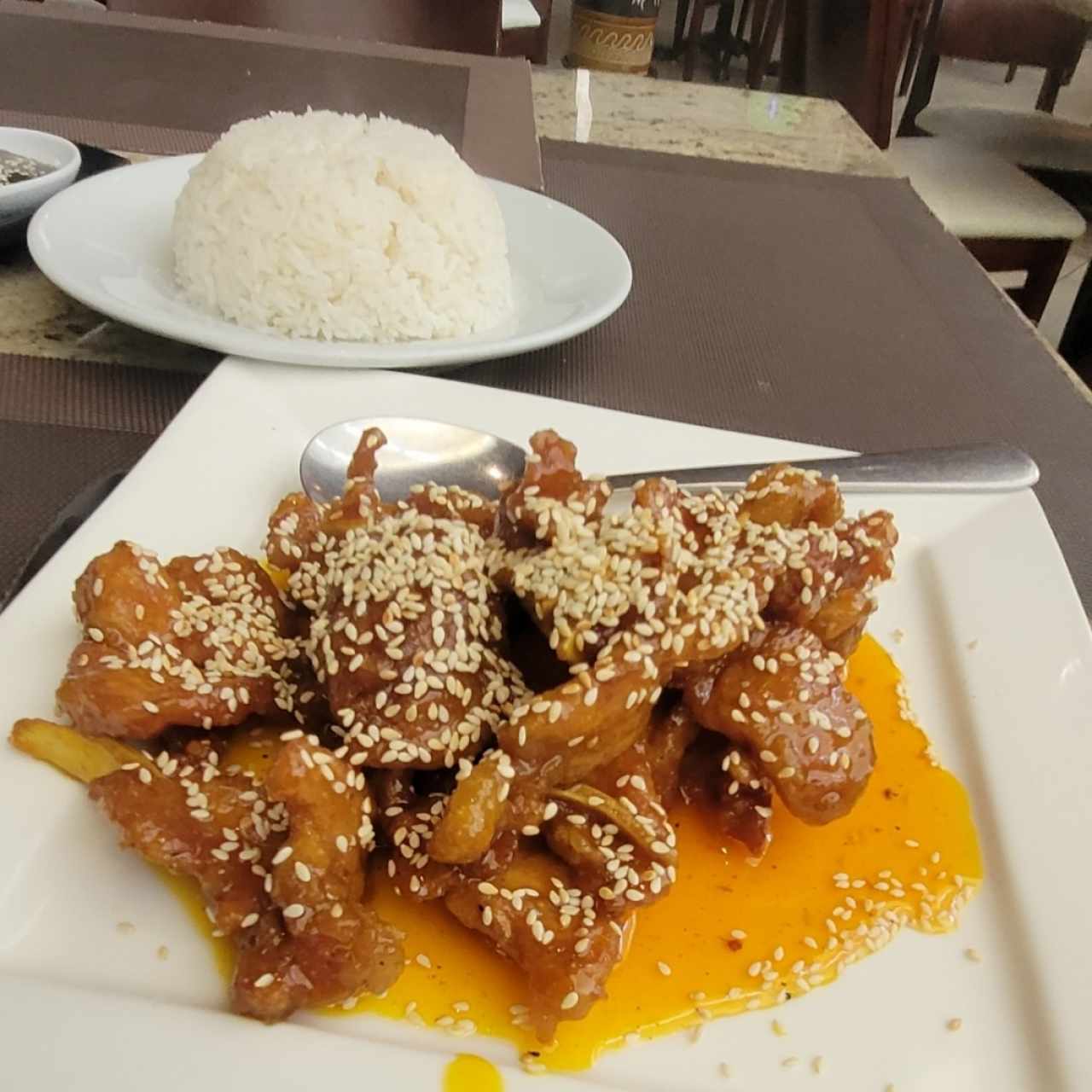 chuleta puerco con miel y sésamo y arroz 