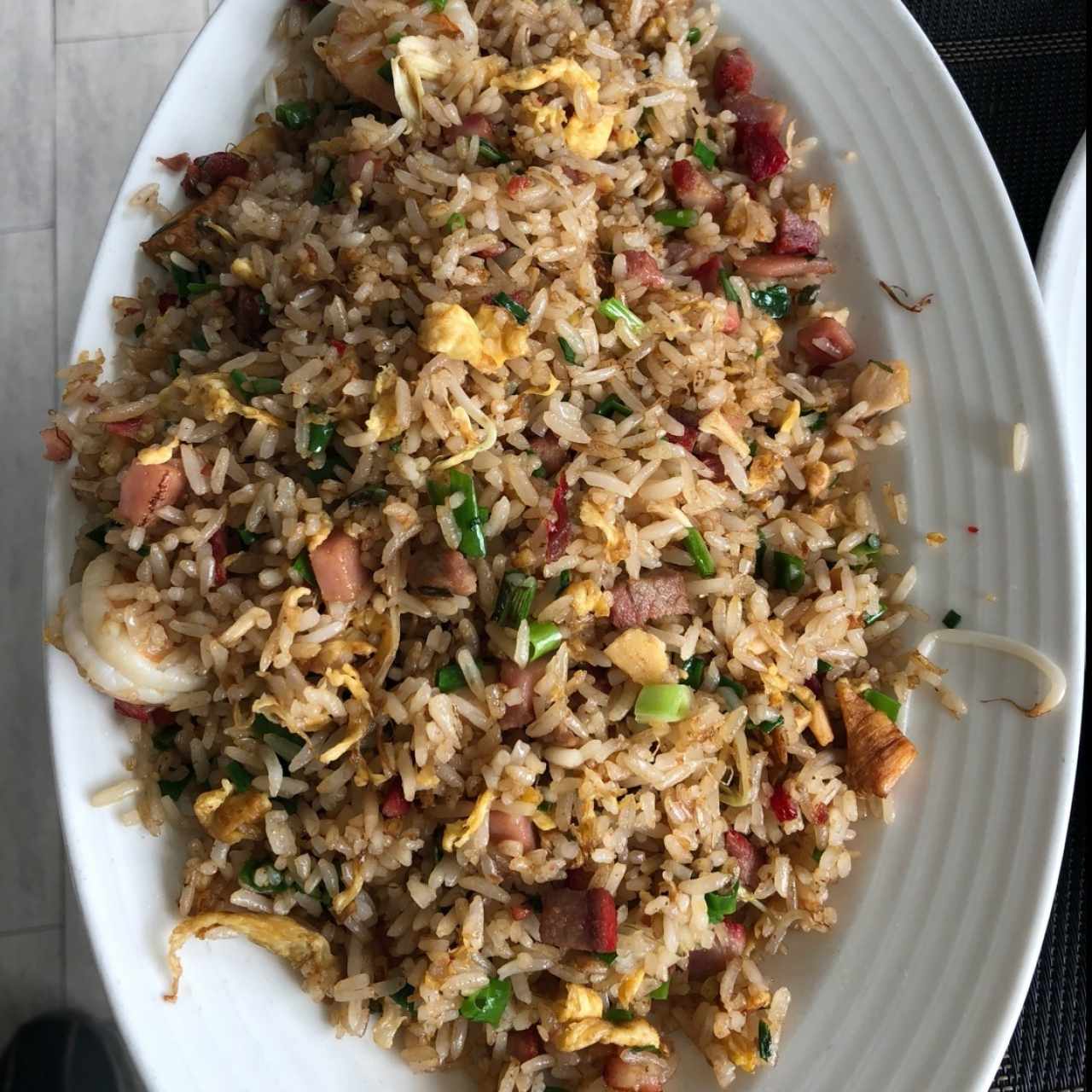 arros frito mixto estilo cantones. 