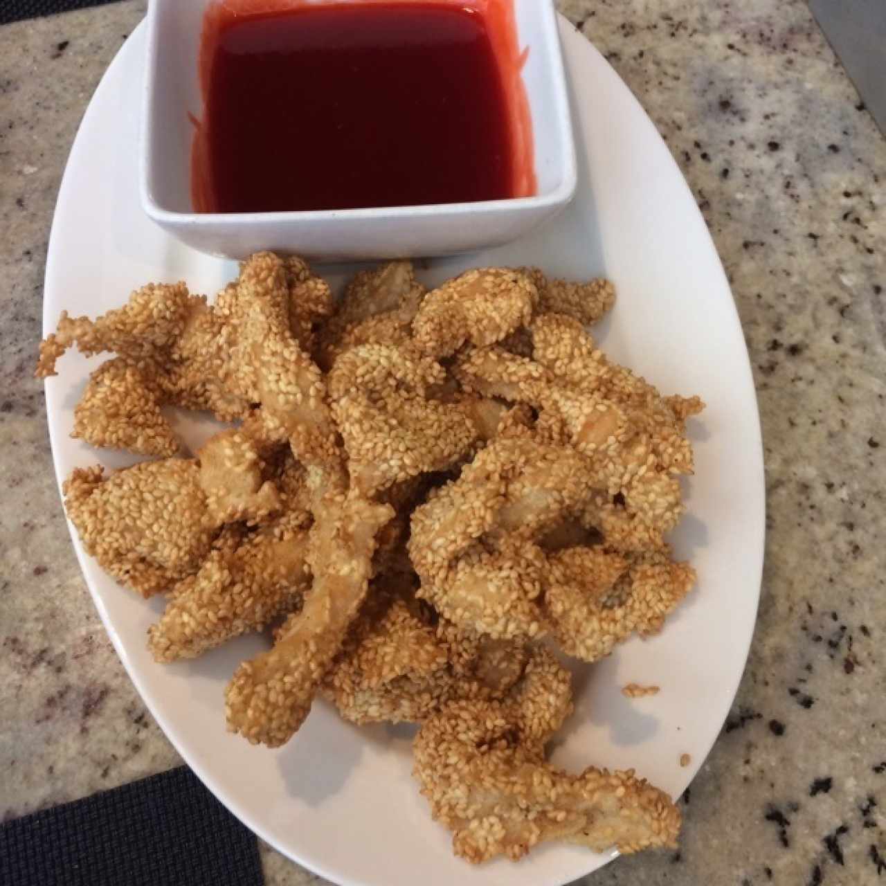 Pollo al ajonjolí y salsa semidulce especial