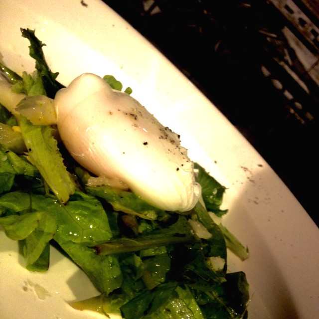 Ensalada de esparragos con huevo pochado 
