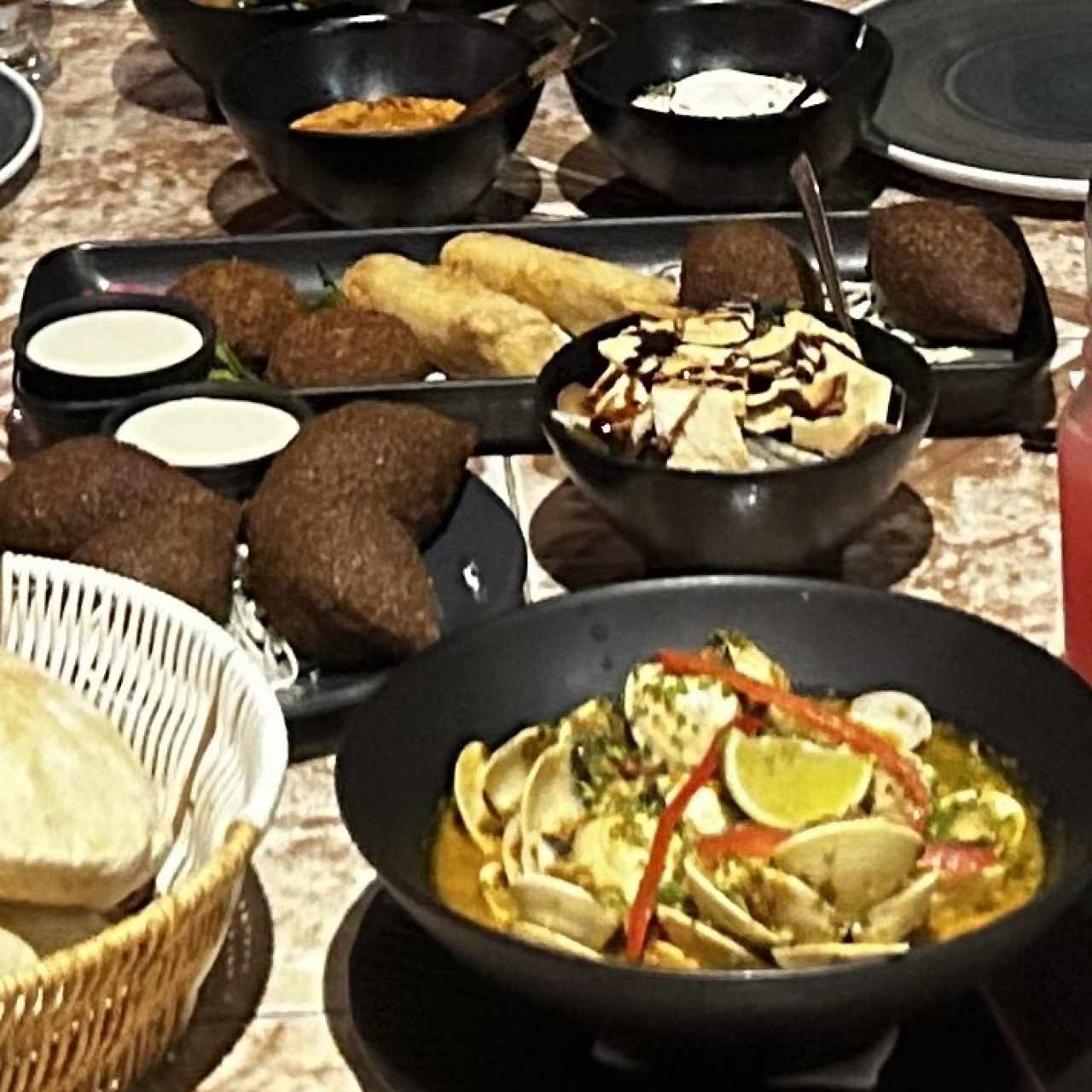 Almenjas y tabla para dos. 