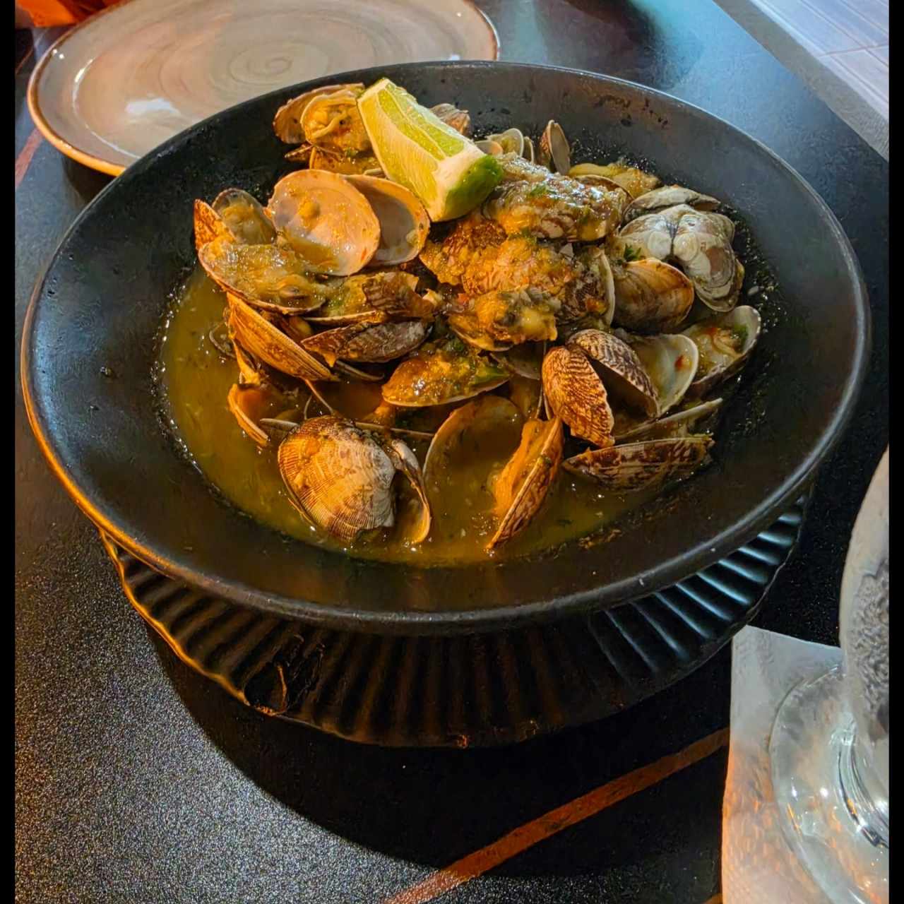 Almejas al Ajillo o Salsa Roja