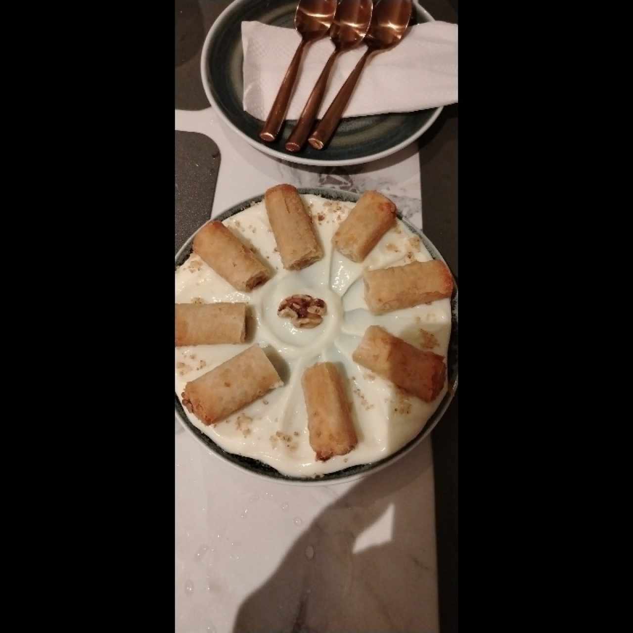Postres - Noche Libanesa Frita con noche libanesa crema juntos delicioso. 