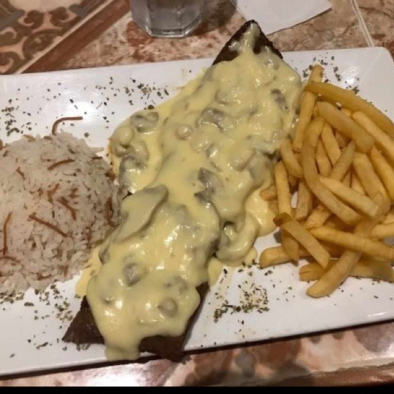 corvina con salsa blanca y champińones