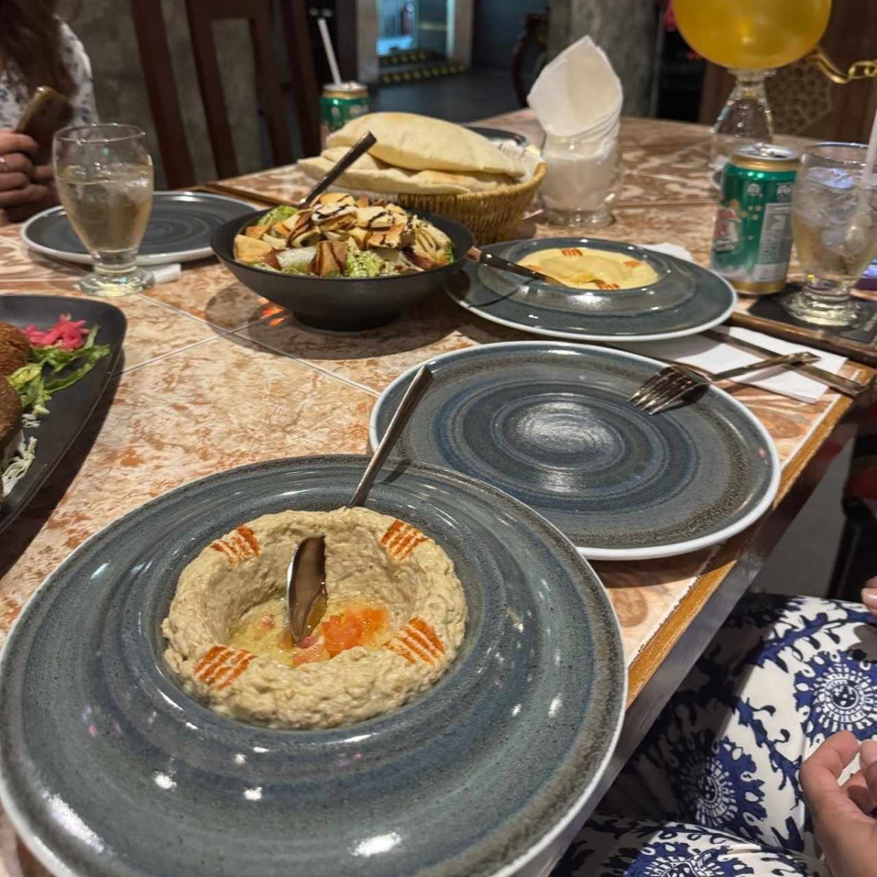 Entradas - Hummus, ensaladas