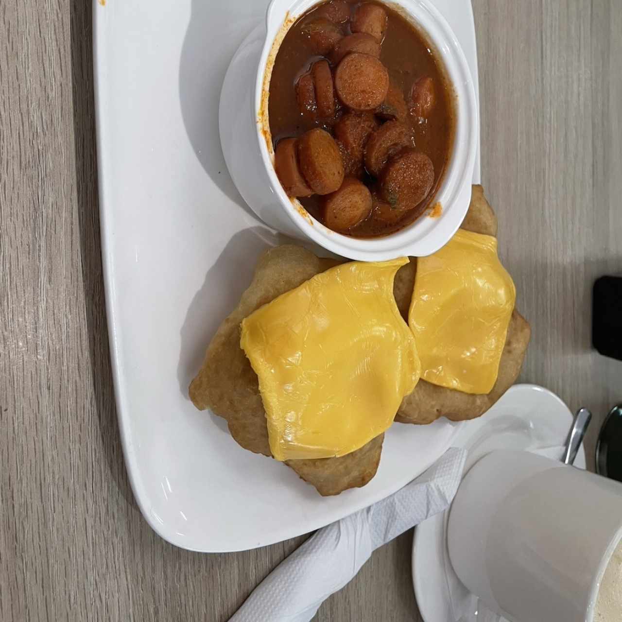 Salchicha guisada con hojaldra