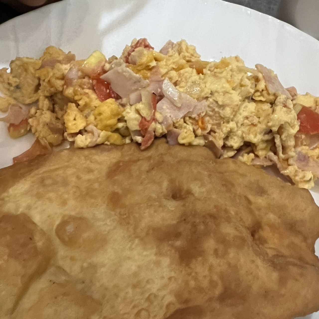 Huevos revueltos con jamón, tomate y cebolla