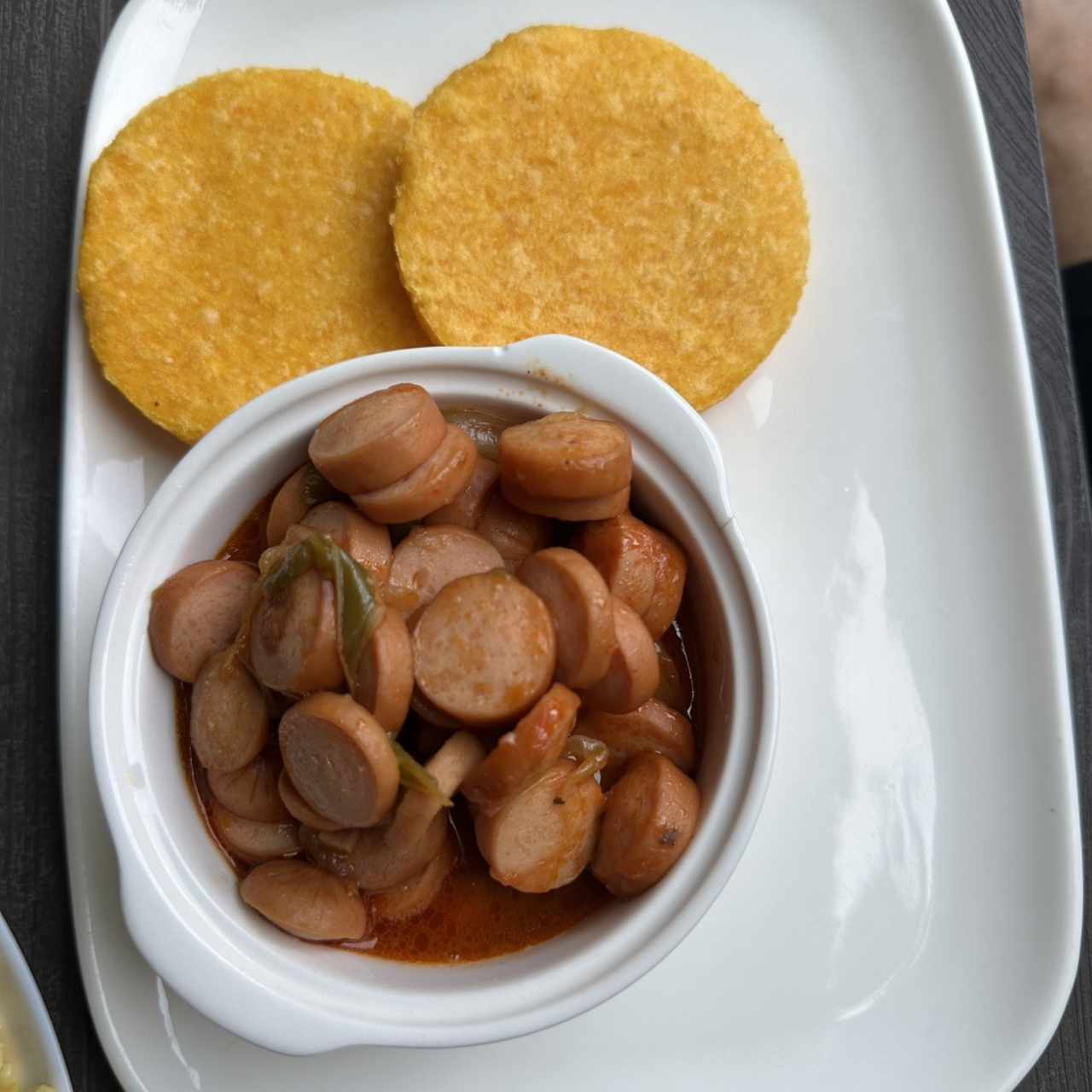 Salchicha guisada con hojaldra