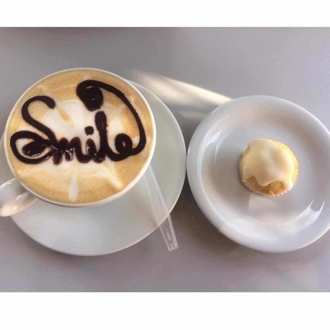 Capuccino y mini Muffin de Limon! 