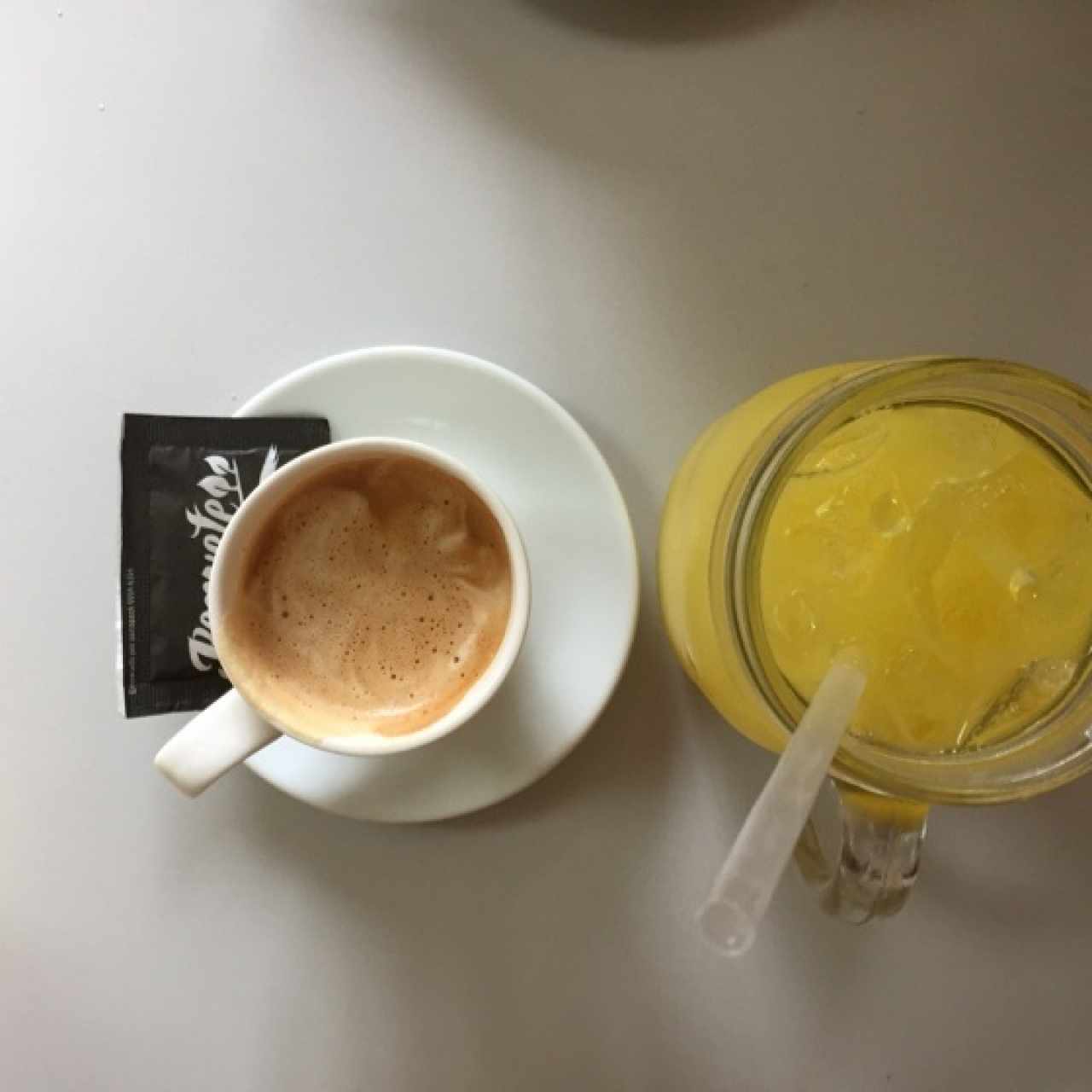 cafe cortado con jugo de naranja natural 