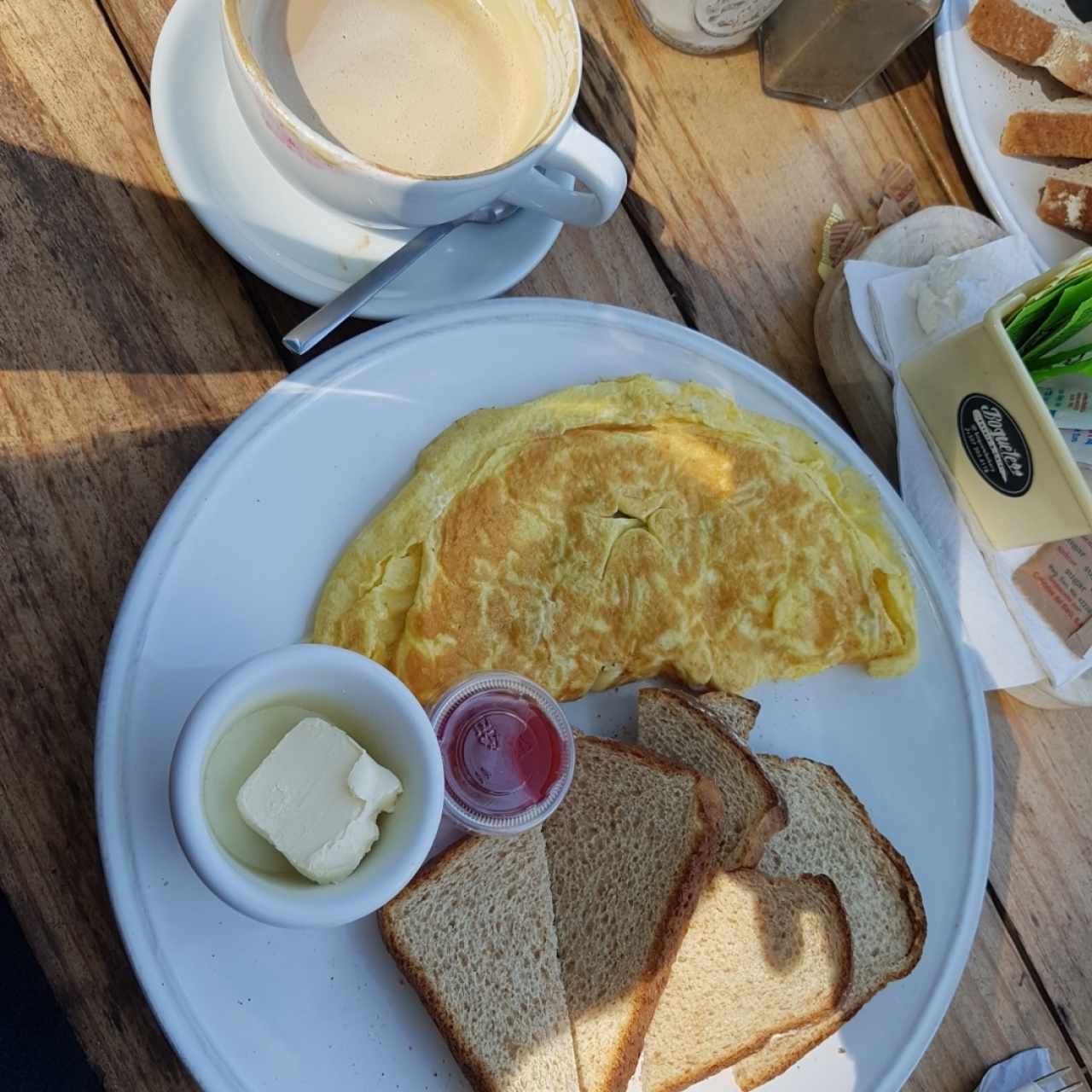 omelette boqueteño (tocino y hongos) con café