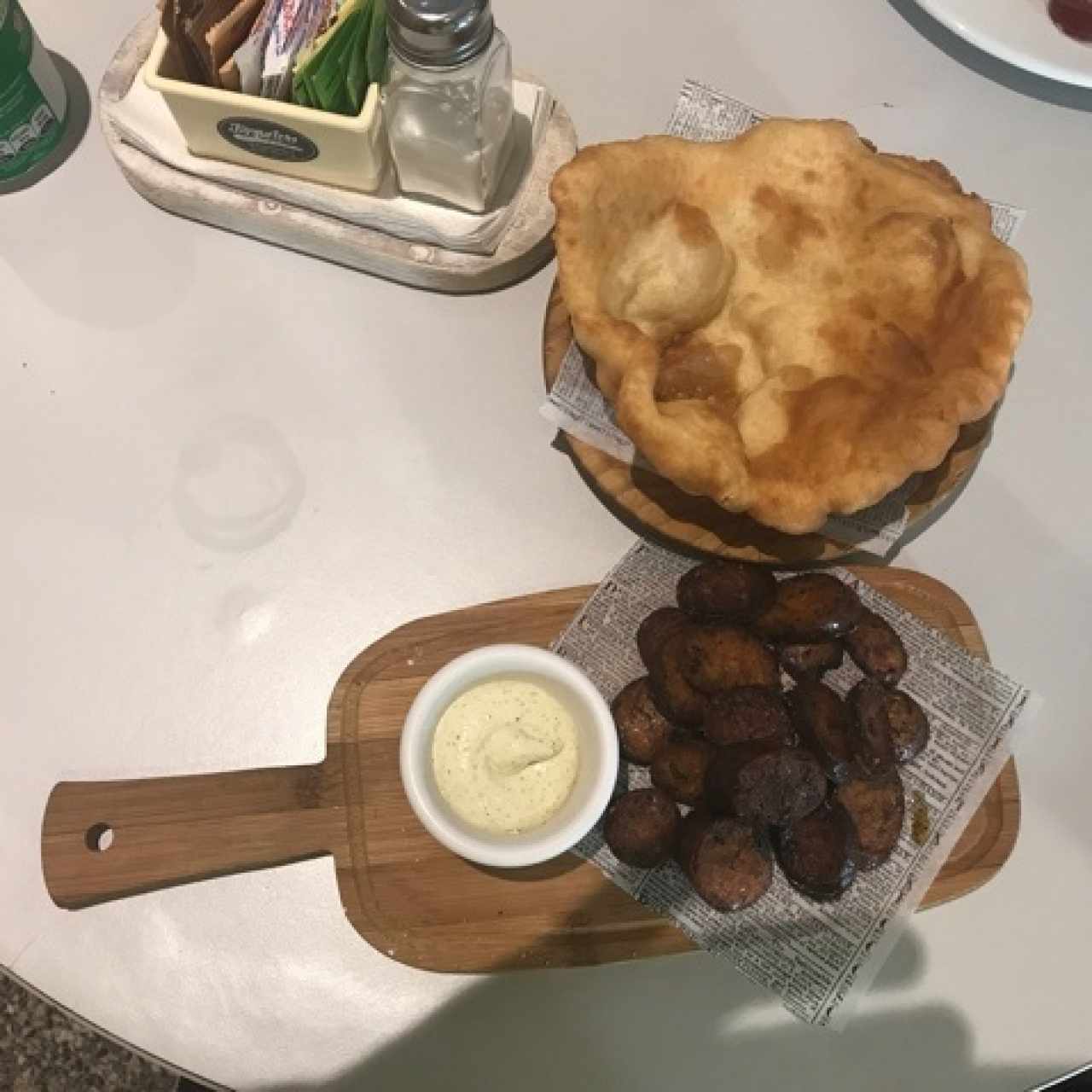 Hojaldre con Chorizo Tanbleño en salsa de ajo.