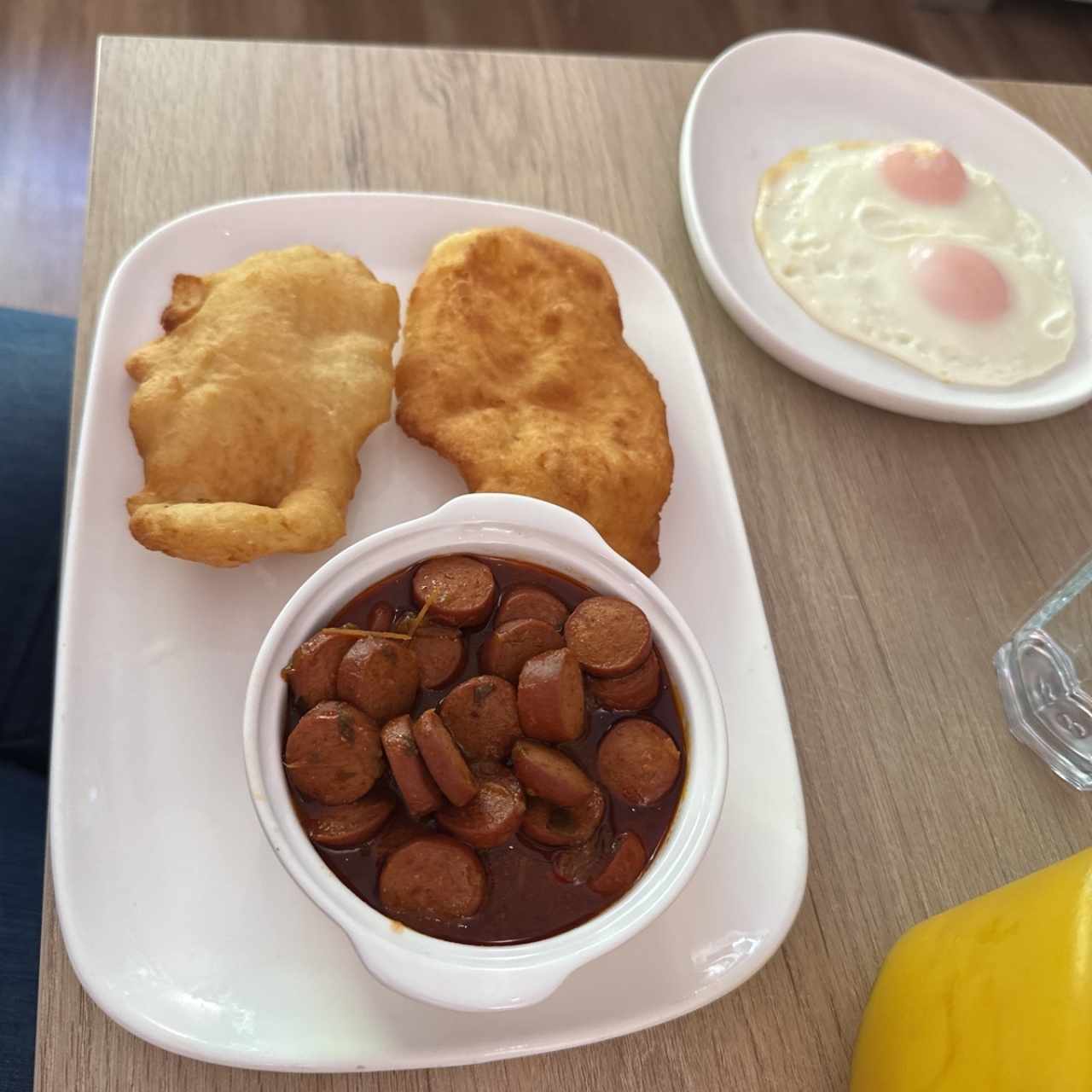 Salchicha guisada con hojaldra