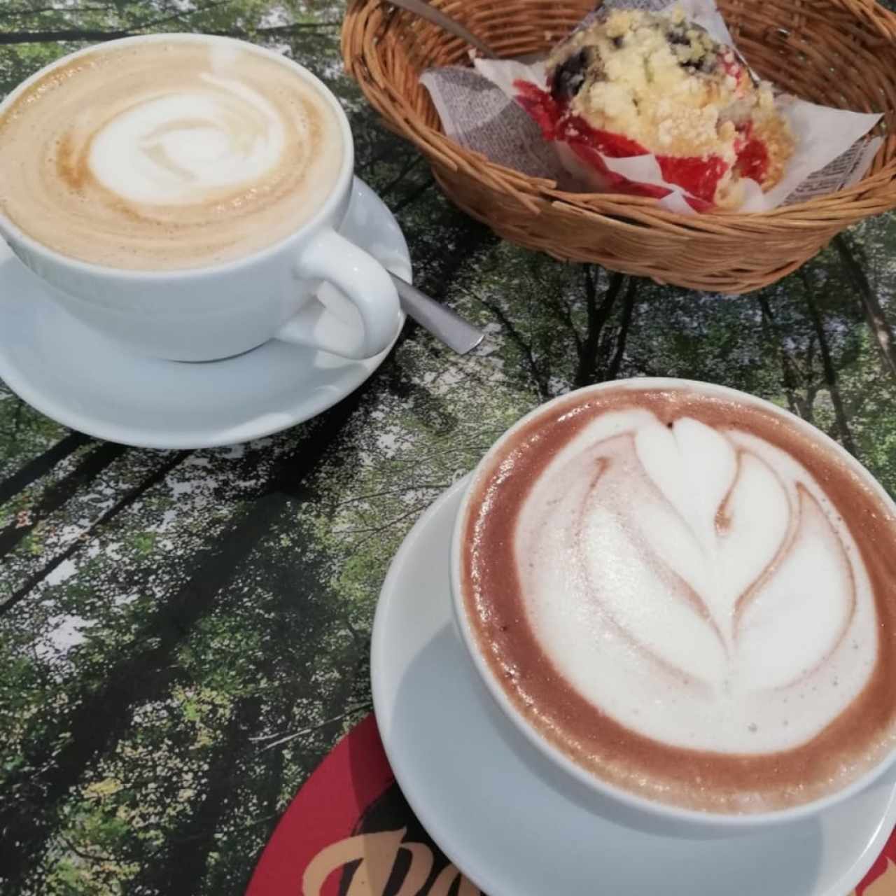 Café con leche, chocolate y biscocho de frutos rojos