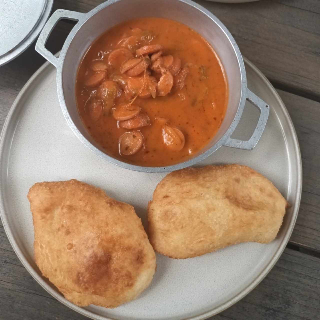 Salchicha guisada con hojaldra