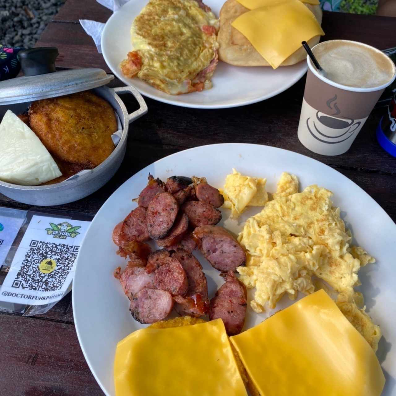 (En sentido del reloj): torrejitas de maíz con queso blanco, omelette tableño con hojaldre, capuccino y desayuno boqueteño 