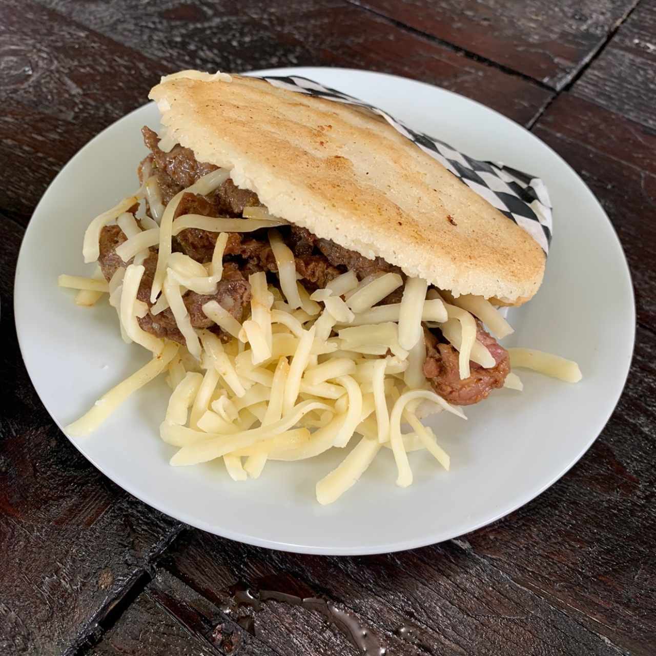 Arepa de carne y queso gouda