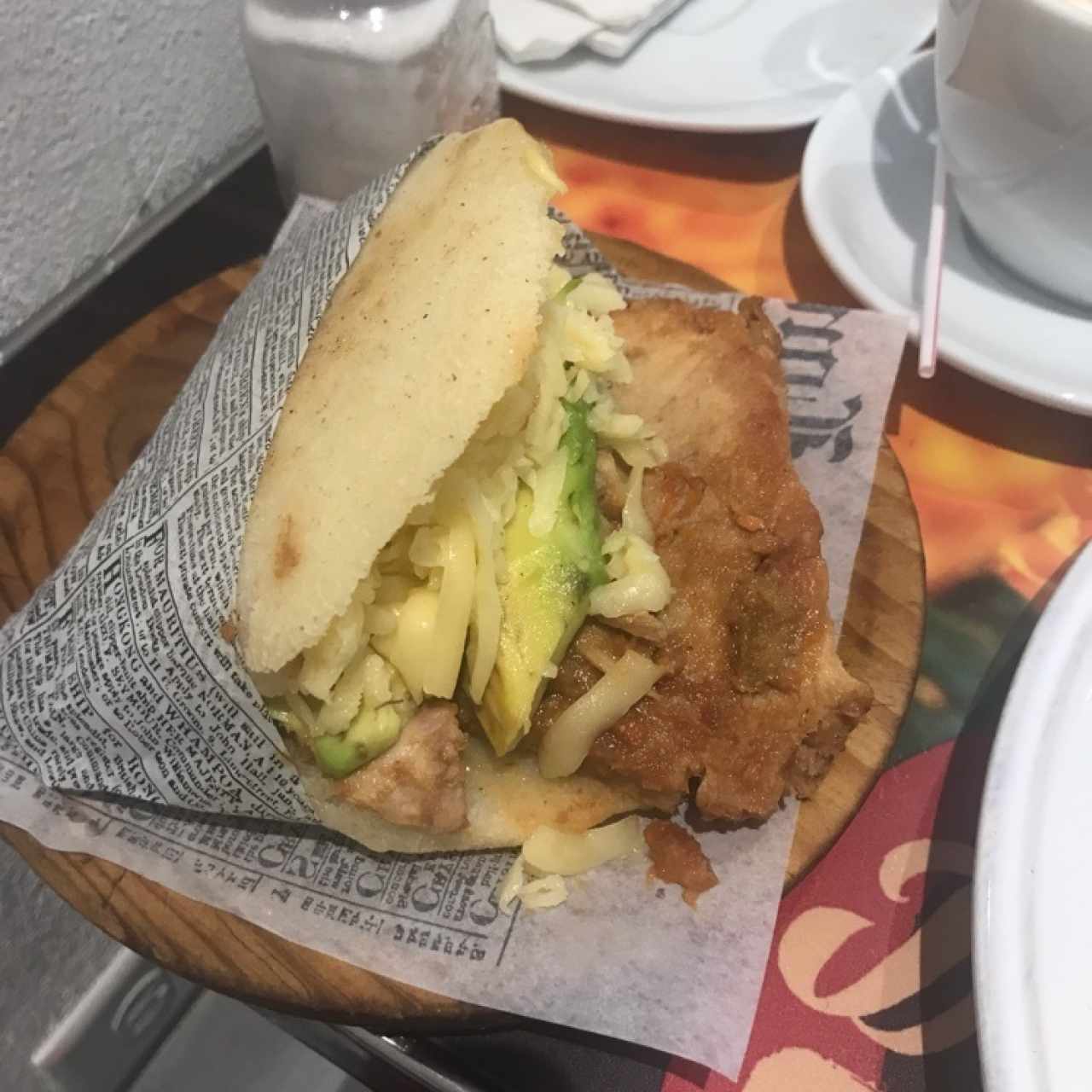 arepa con pernil tomate aguacate y quedo gouda