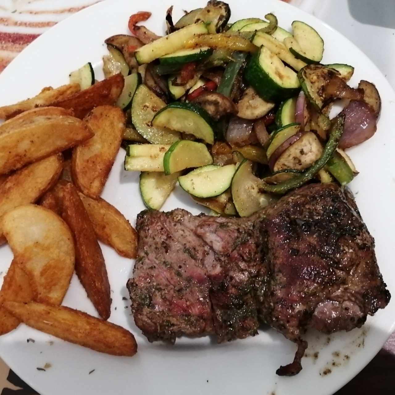 Churrasco con papas rústicas y vegetales