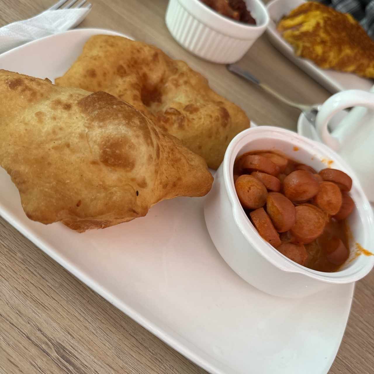 Salchicha guisada con hojaldra