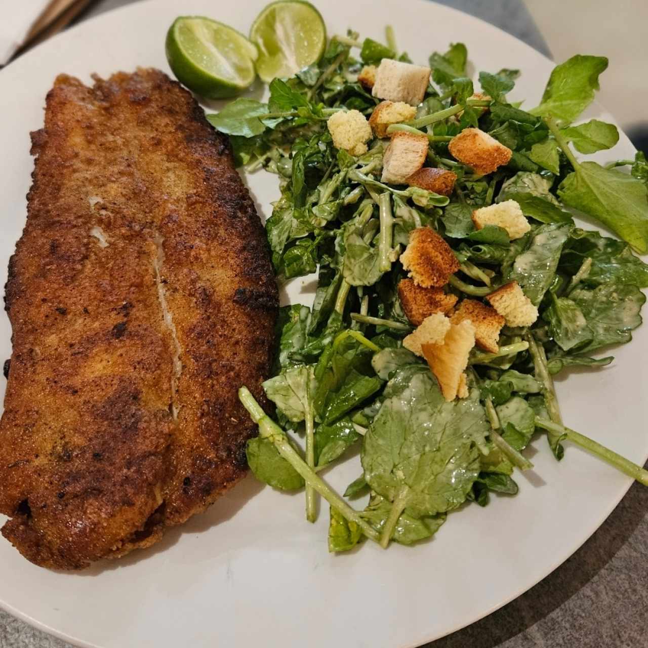 filete de pescado con ensalada césar de berro