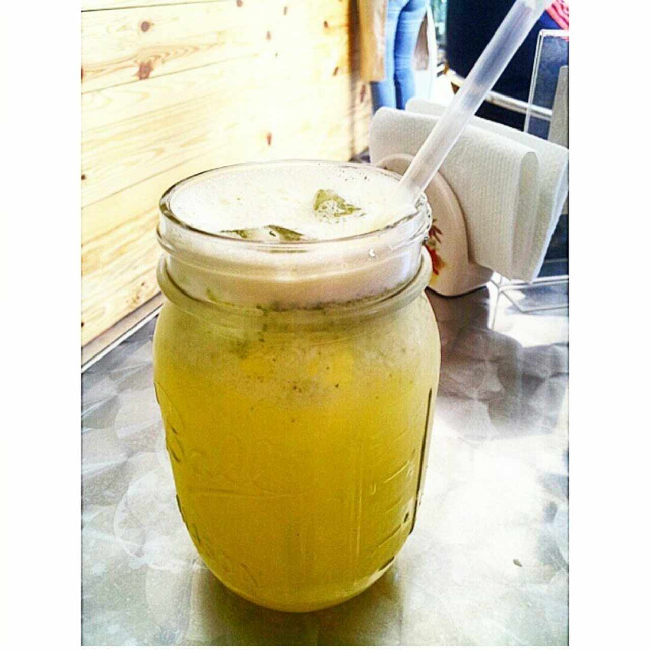 jugo de limón y hierba buena