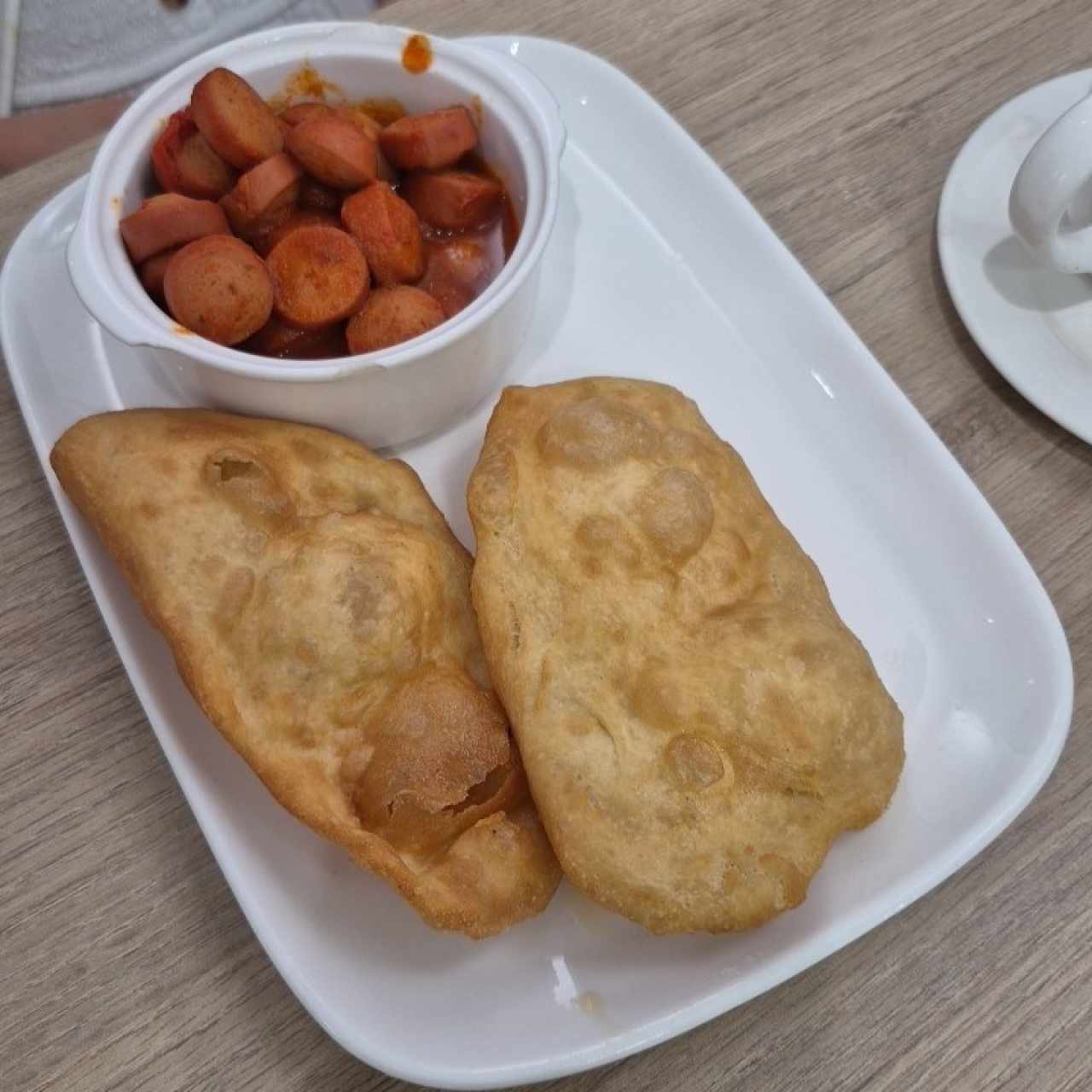 Salchicha guisada con hojaldra
