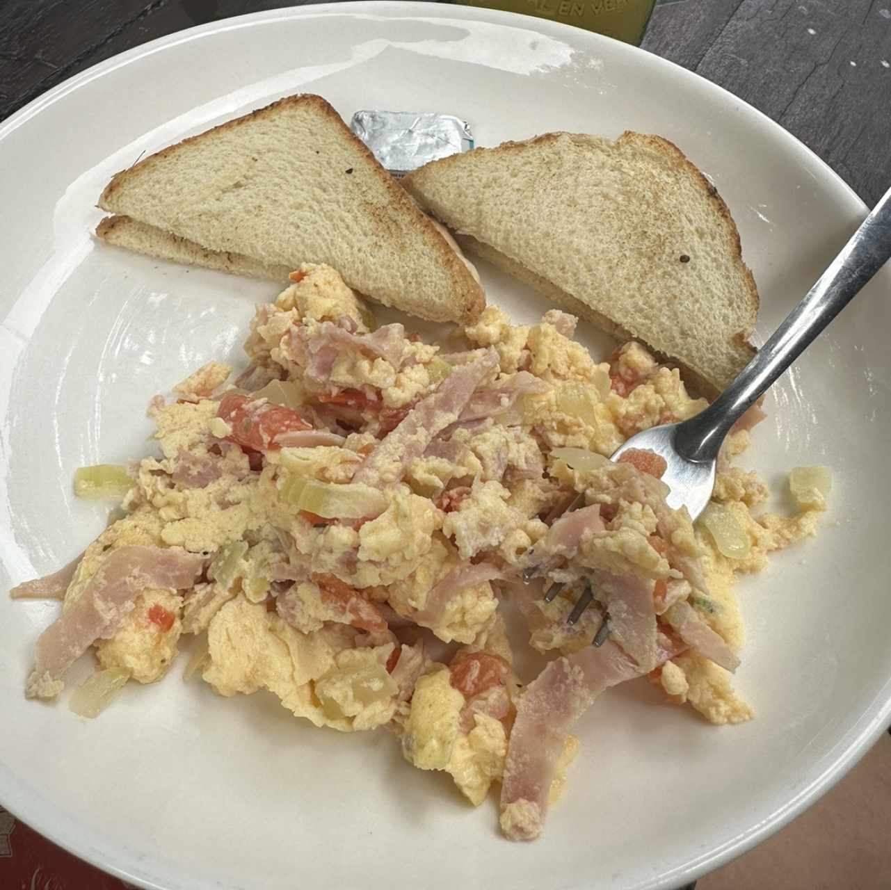 Huevos revueltos con pan tostado 