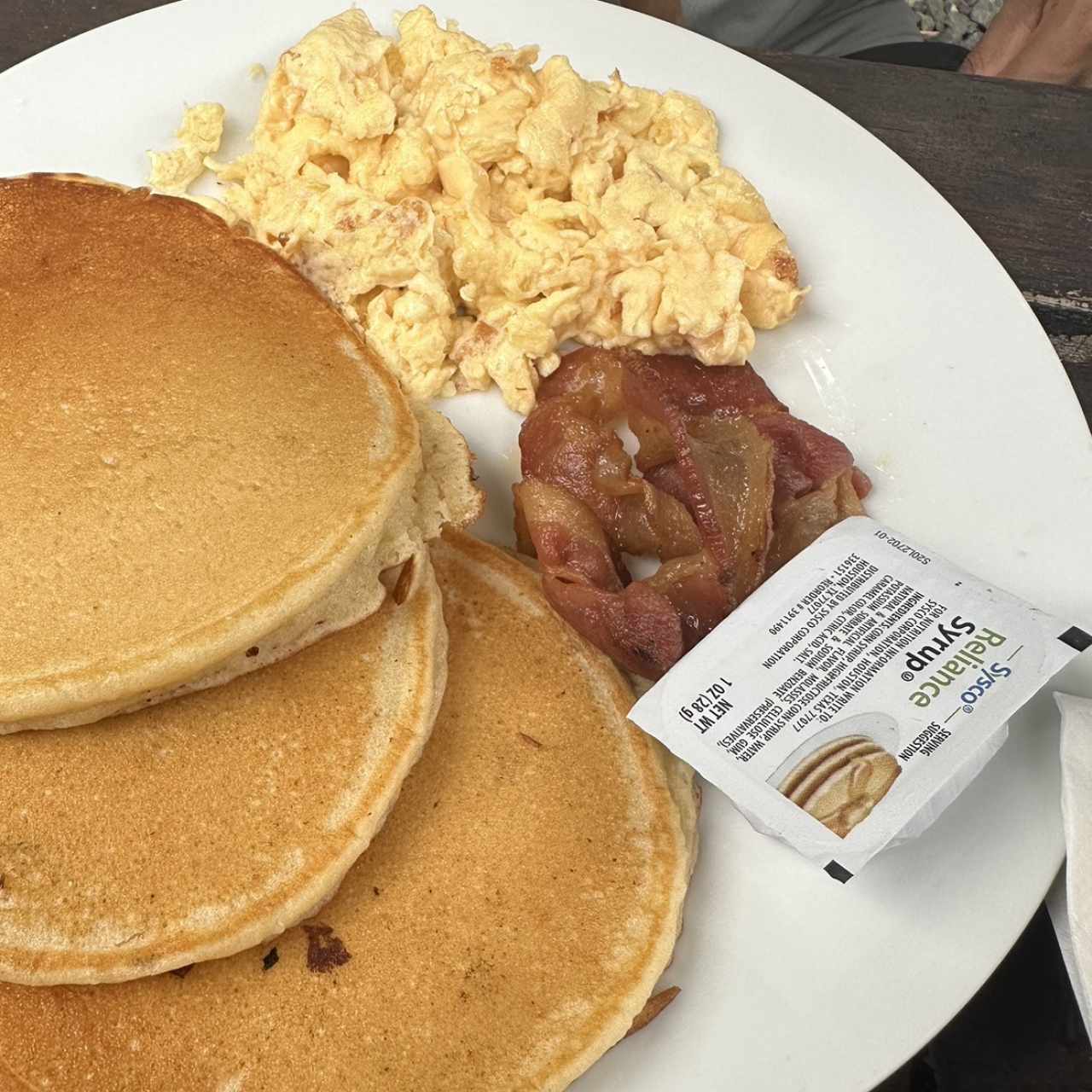 Panckes con huevos revueltos y bacon 