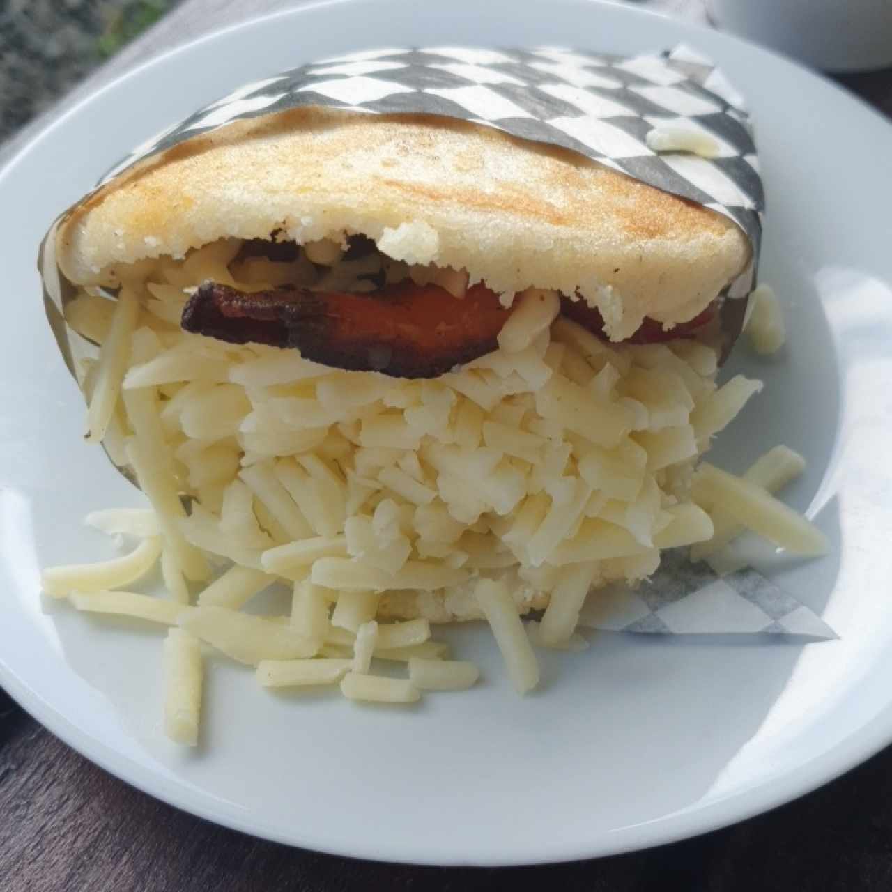 arepa gouda y bacon