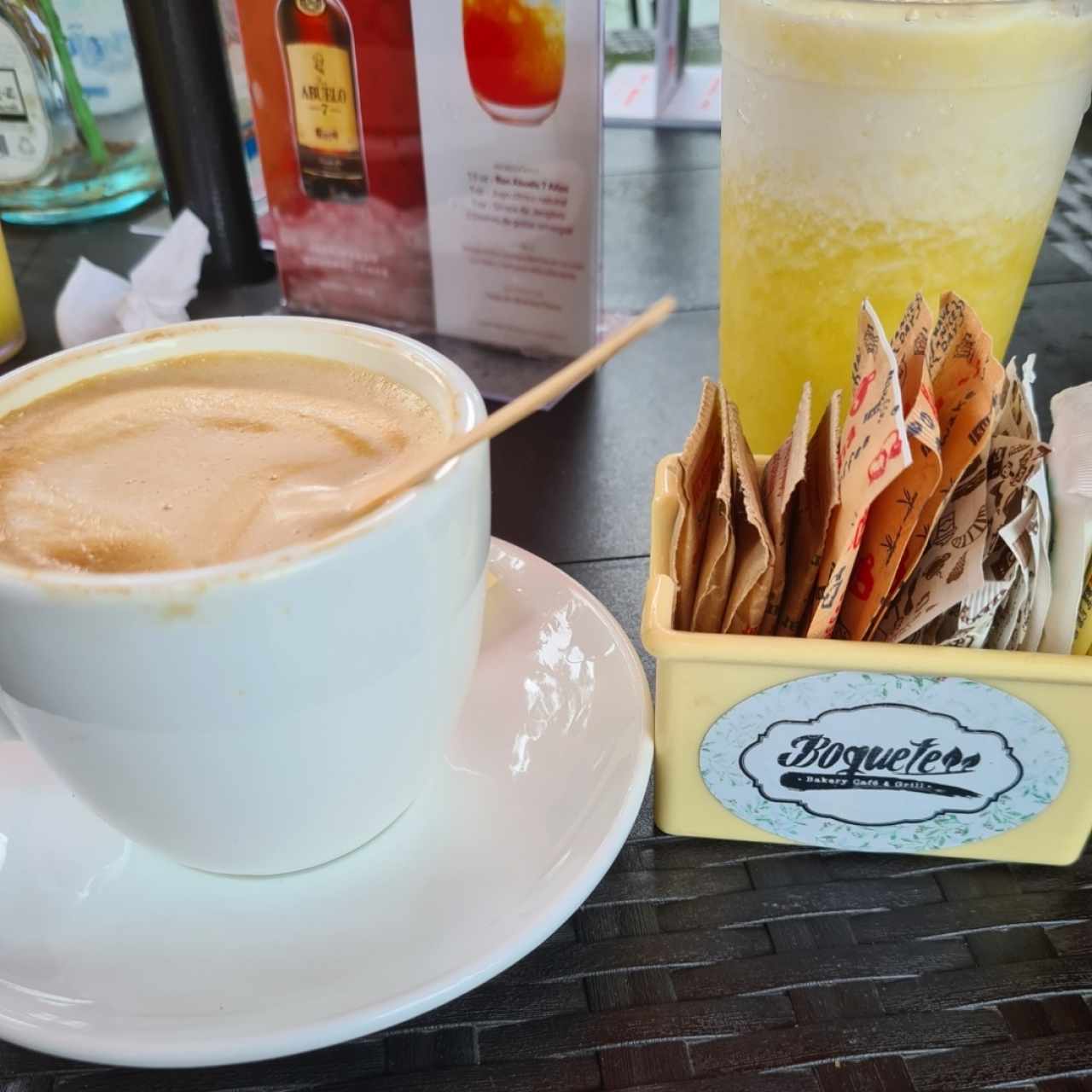 BEBIDAS CALIENTES - Capuchino y jugo de piña 