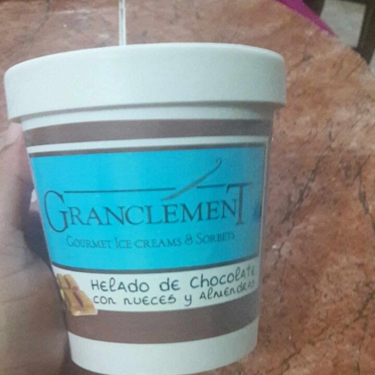 Pinta de helado de chocolate con nueces y almendras
