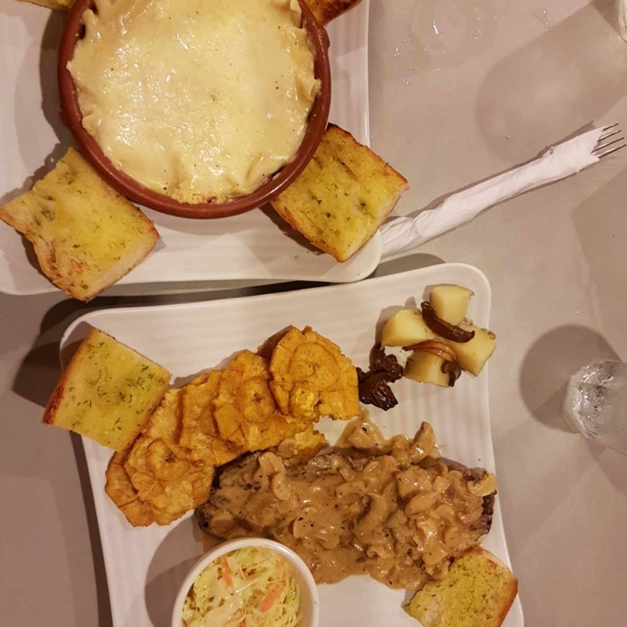 lasaña de pollo y bistec con hongos en salsa blanca 